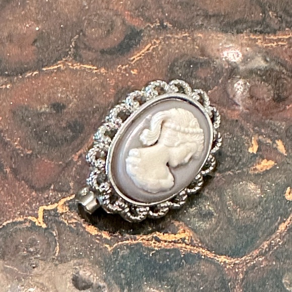 Vintage Petite Gray Cameo Brooch/Pin Mid Century Modern Silver Tone - Picture 7 of 8